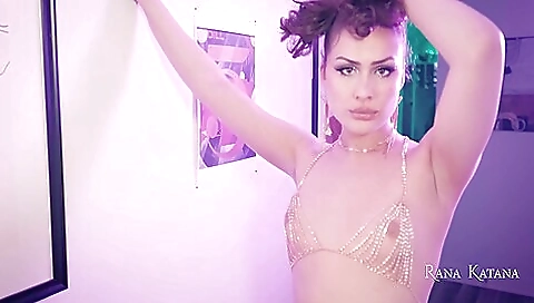 Amateur brunette with a huge booty has a nice anal shot